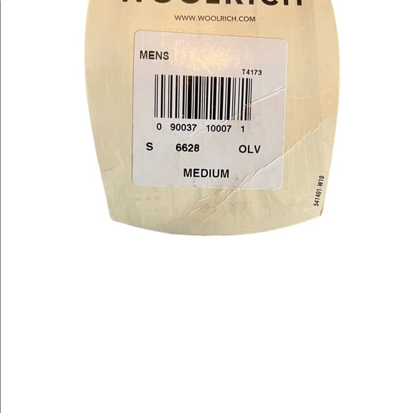 NWT Men’s Woolrich Button down size Medium - Picture 2 of 7